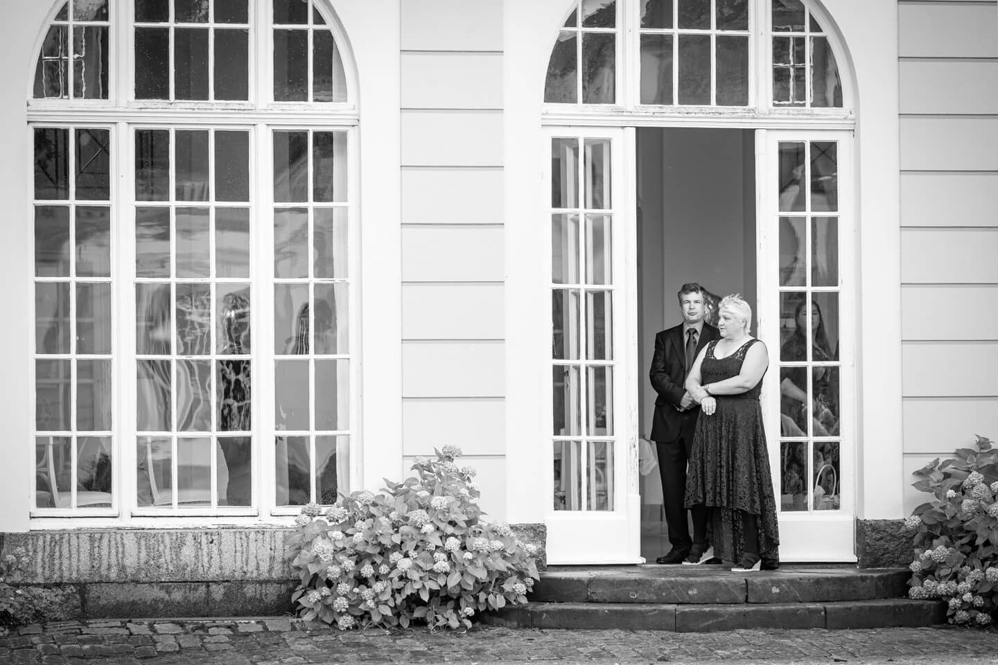 Eltern warten auf das Hochzeitspaar