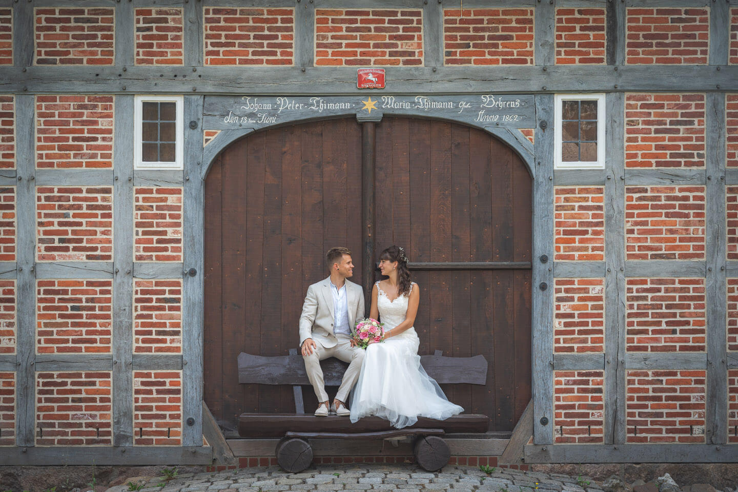 Brautpaar Shooting mit dem Hochzeitsfotografen Florian Läufer an einem alten Fachwerkhaus