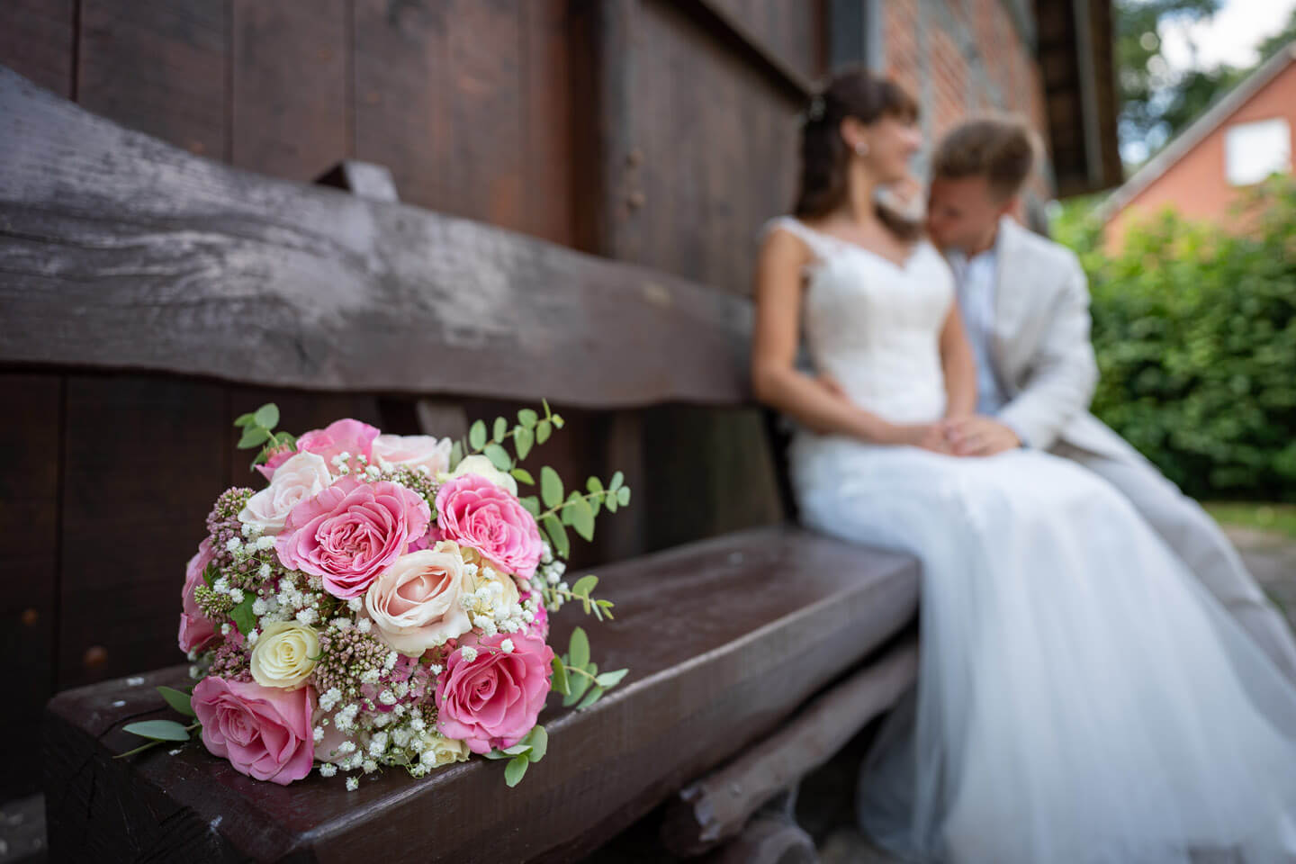 Brautstrauss mit weißen und rosafarbenen Rosen