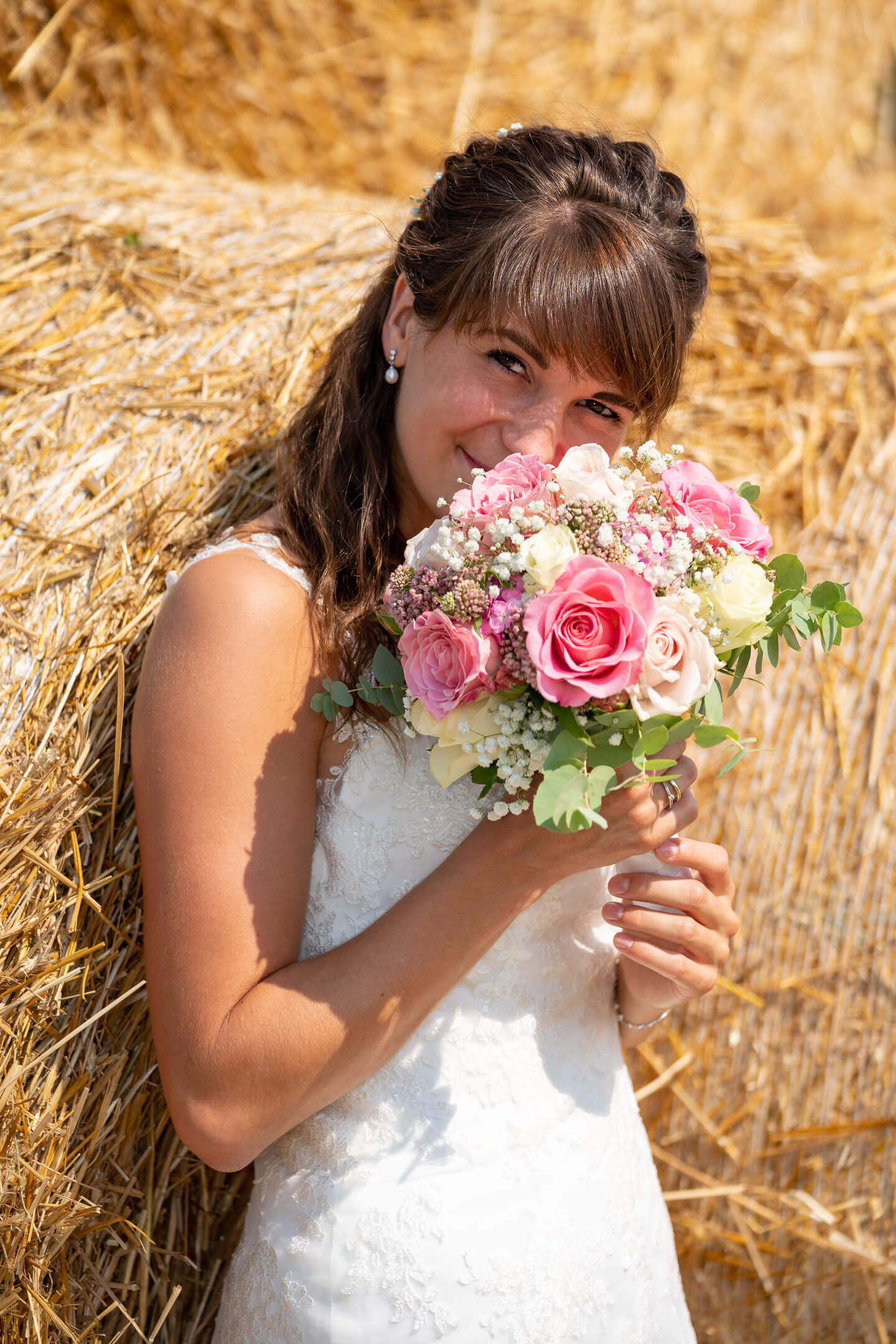 Braut riecht am Brautstrauss