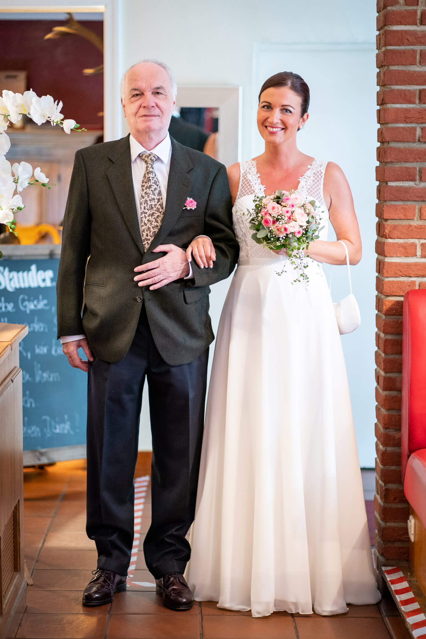 Braut mit Brautvater auf dem Weg zur Trauung