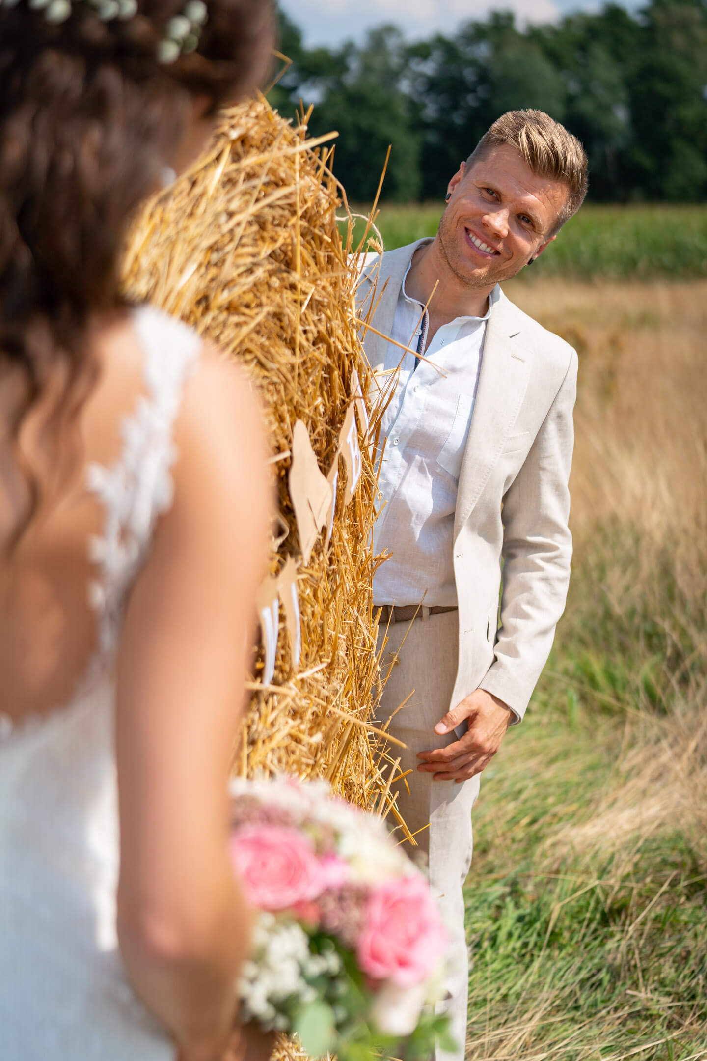 Bräutigam im hellen Anzug