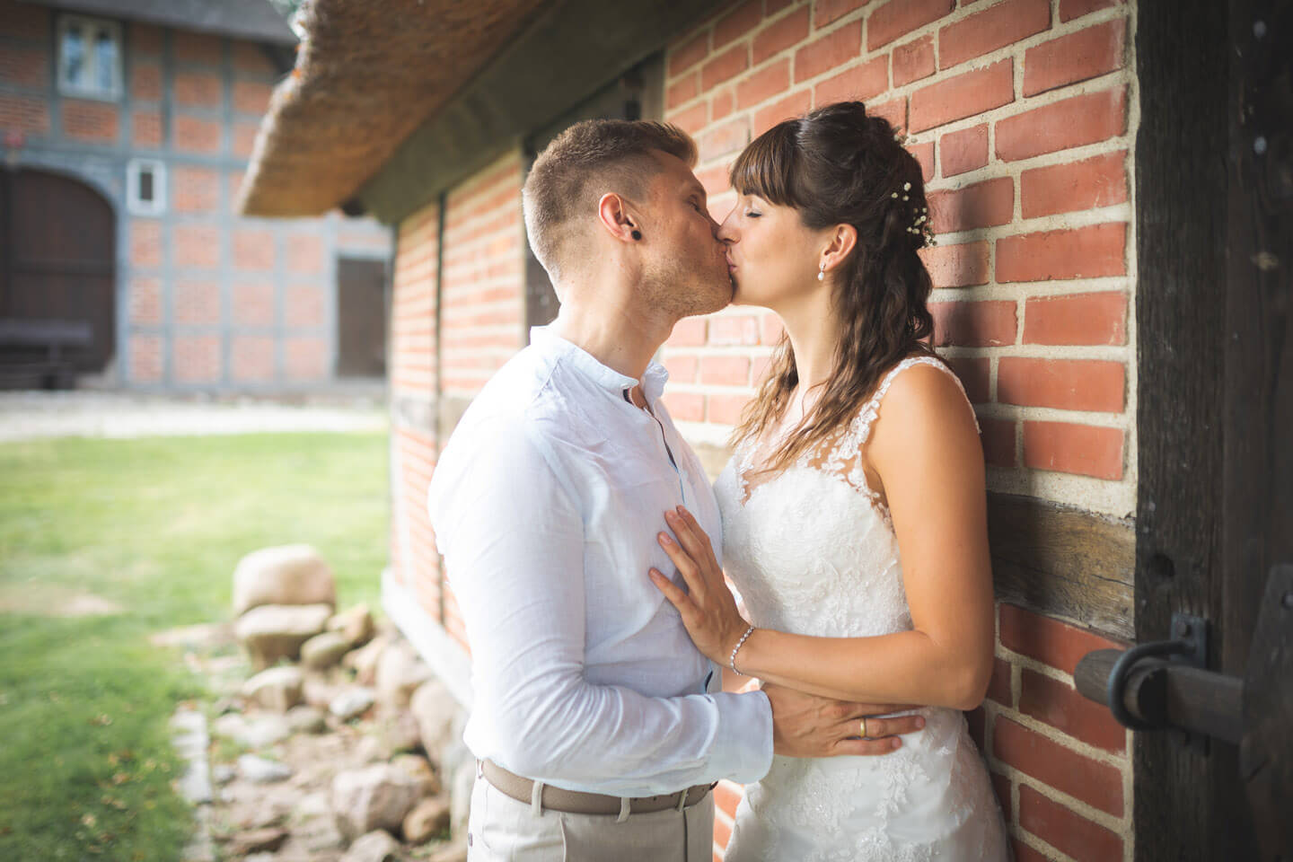Küssendes Brautpaar