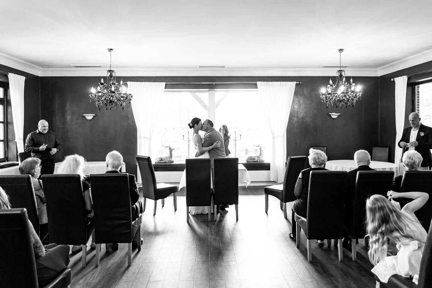 Inniger Vermählungskuss bei einer Trauung in der Wulfsmühle. Festgehalten von dem Fotograf Florian Läufer
