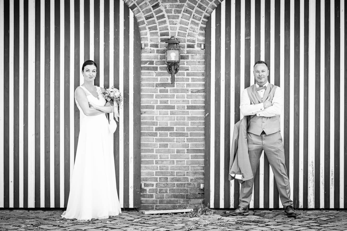 Hochzeitspaar vor gestreiften Toren