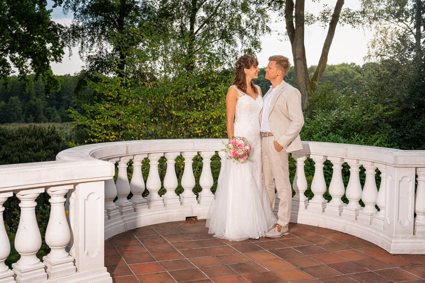 Hochzeitspaar auf Balkon einer Villa