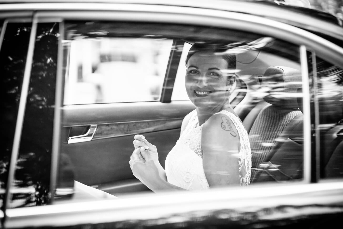 Braut hinter der Autoscheibe