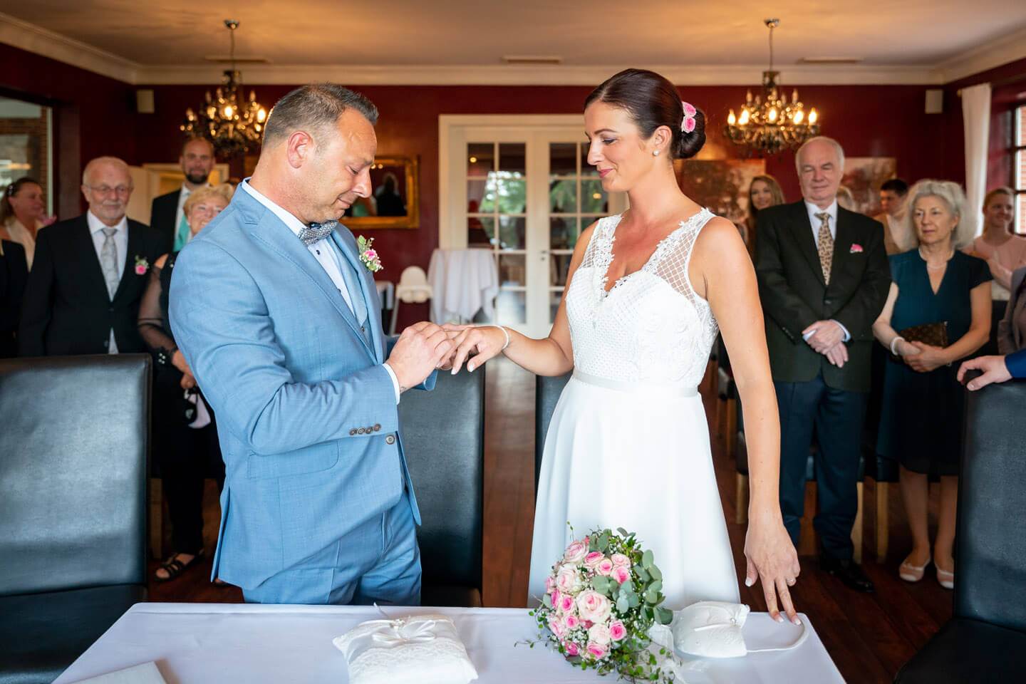 Aufstecken des Trauring bei Trauung in der Wulfsmühle