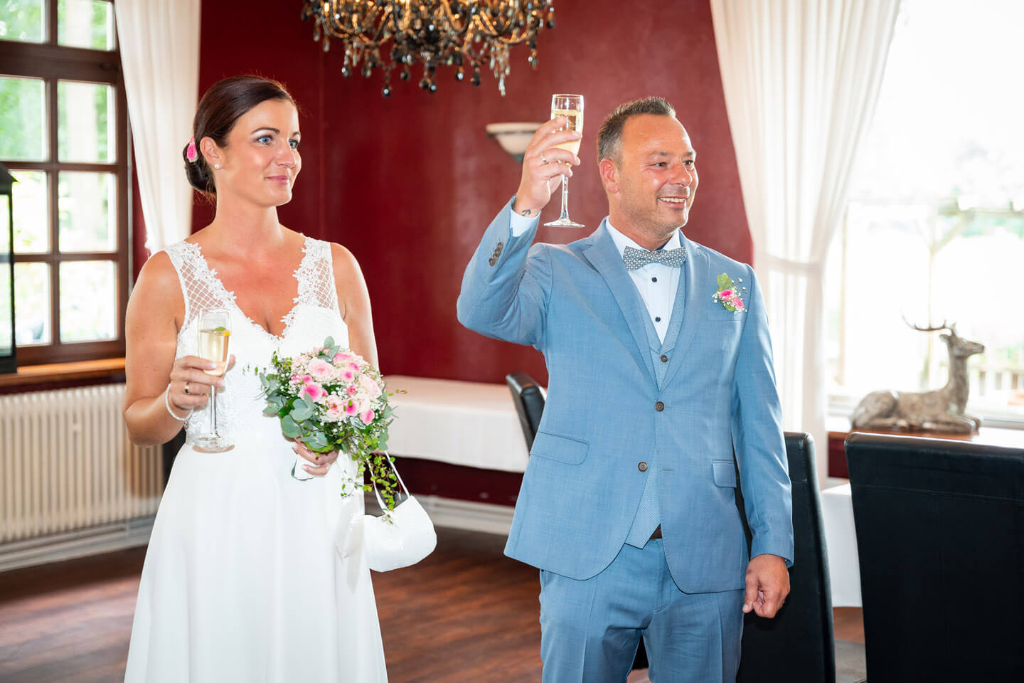 Sekt anstossen zur Hochzeit