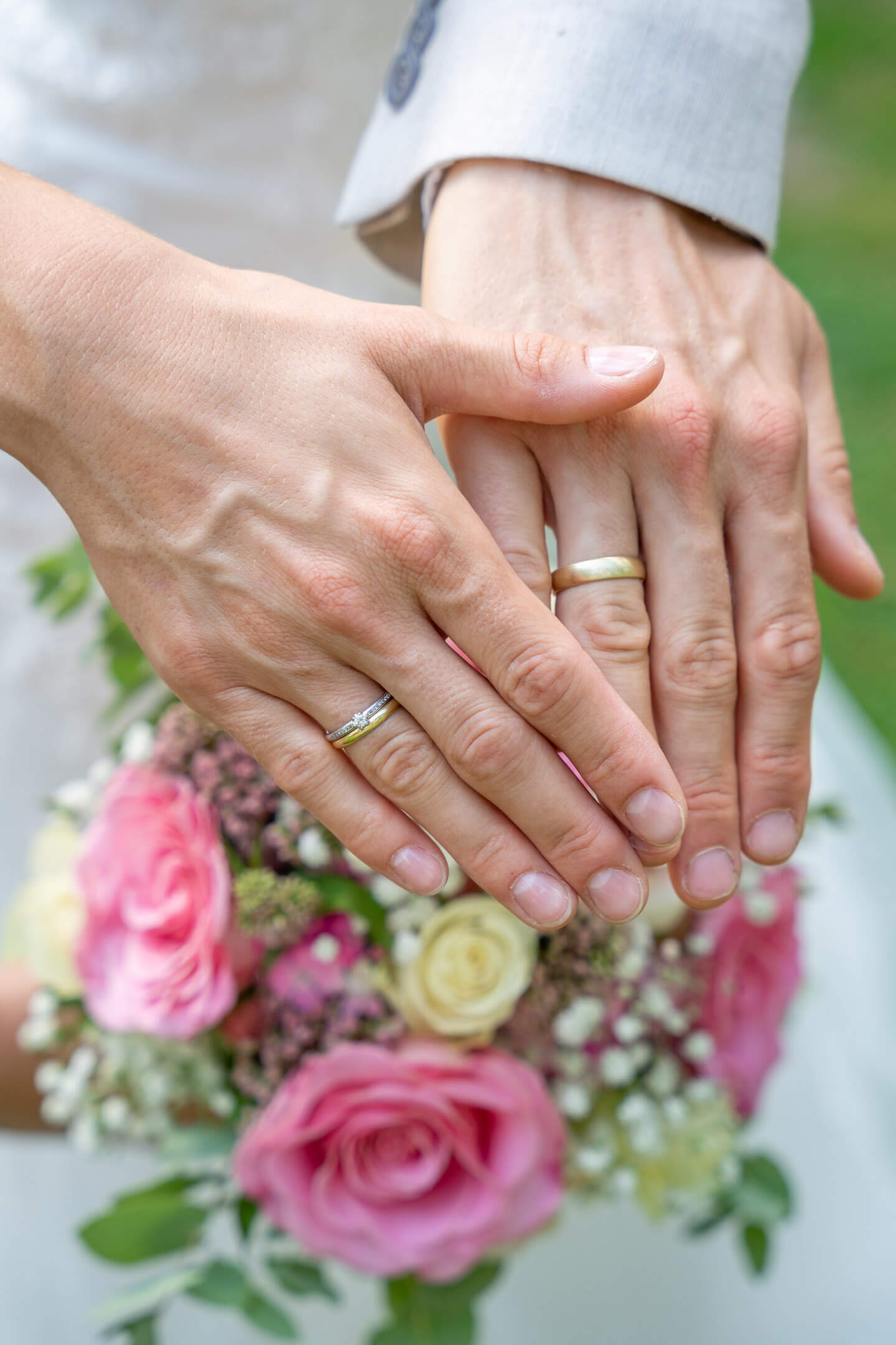 Trauringe mit Brautstrauss