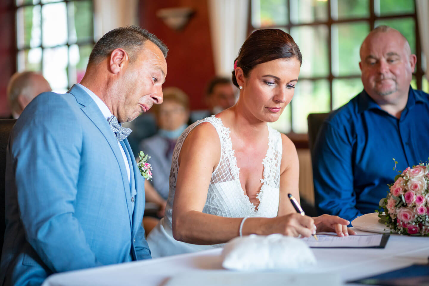 Braut unterschreibt die Heiratsurkunde. Fotograf: Florian Läufer, Hamburg