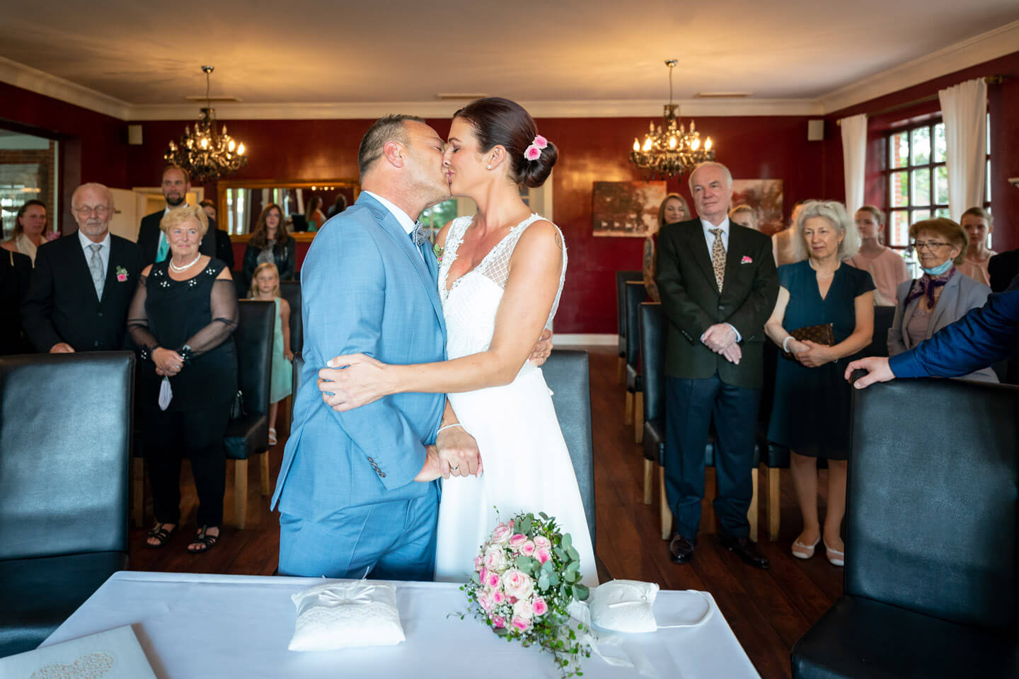 Vermählungskuss bei standesamtlicher Trauung