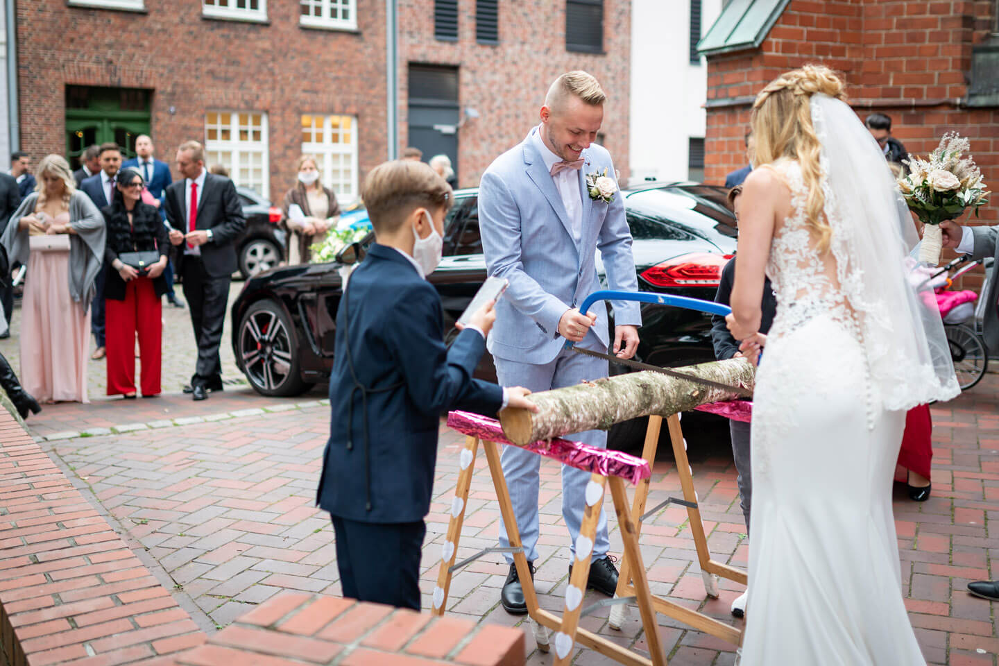 Baumstammsägen vor der Petri Kirche