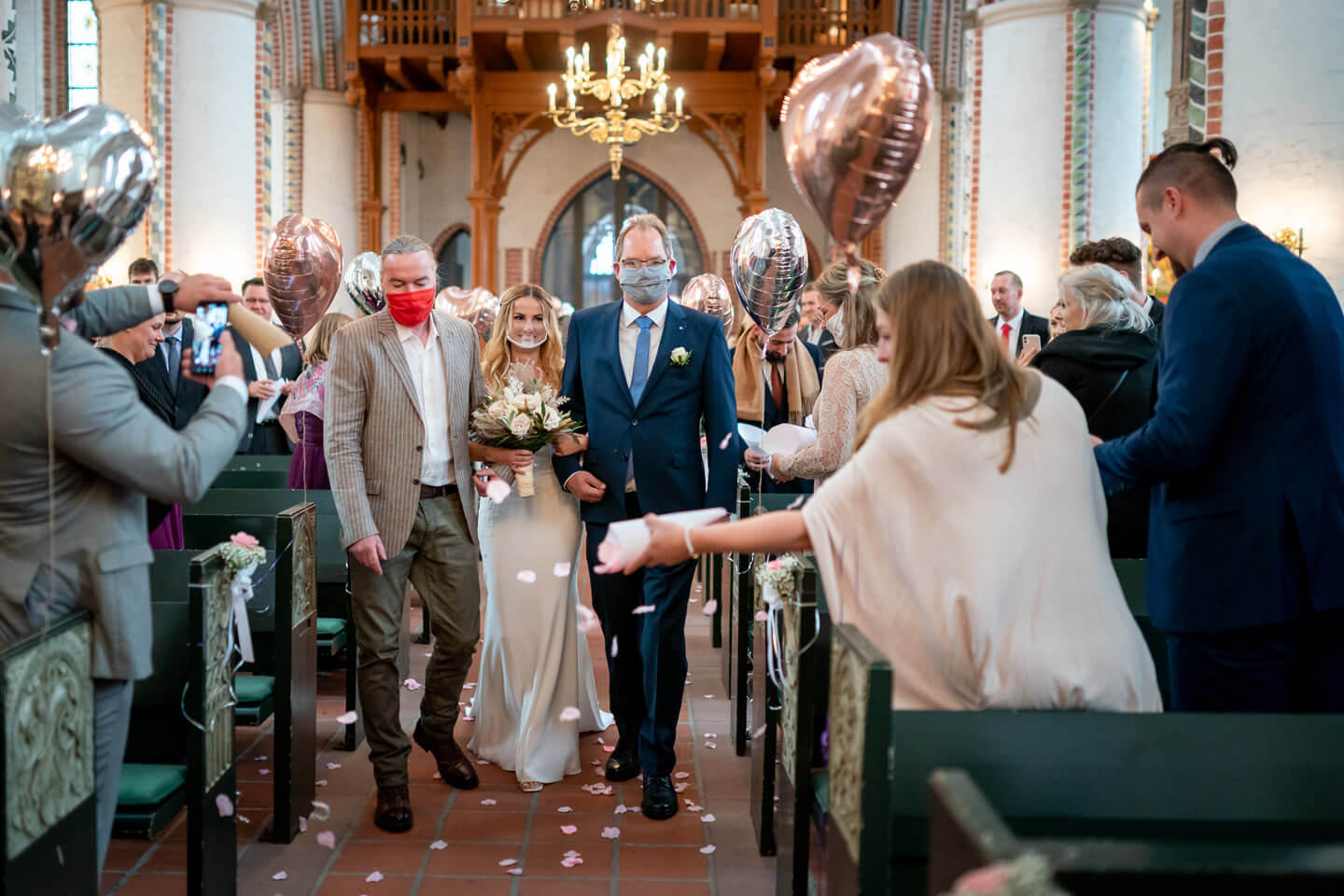 Blumen streuen in der Kirche
