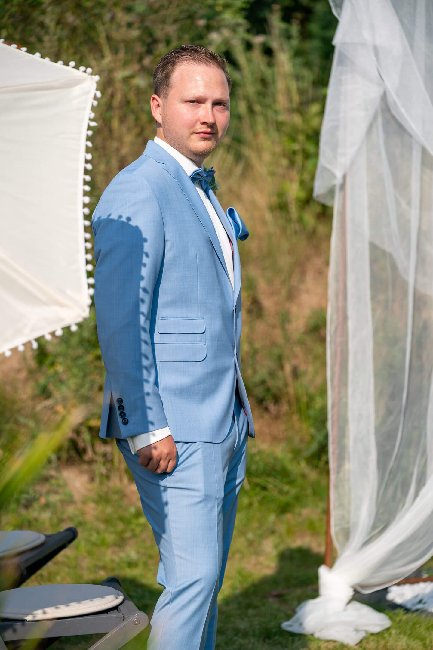 Bräutigam wartet auf die Braut