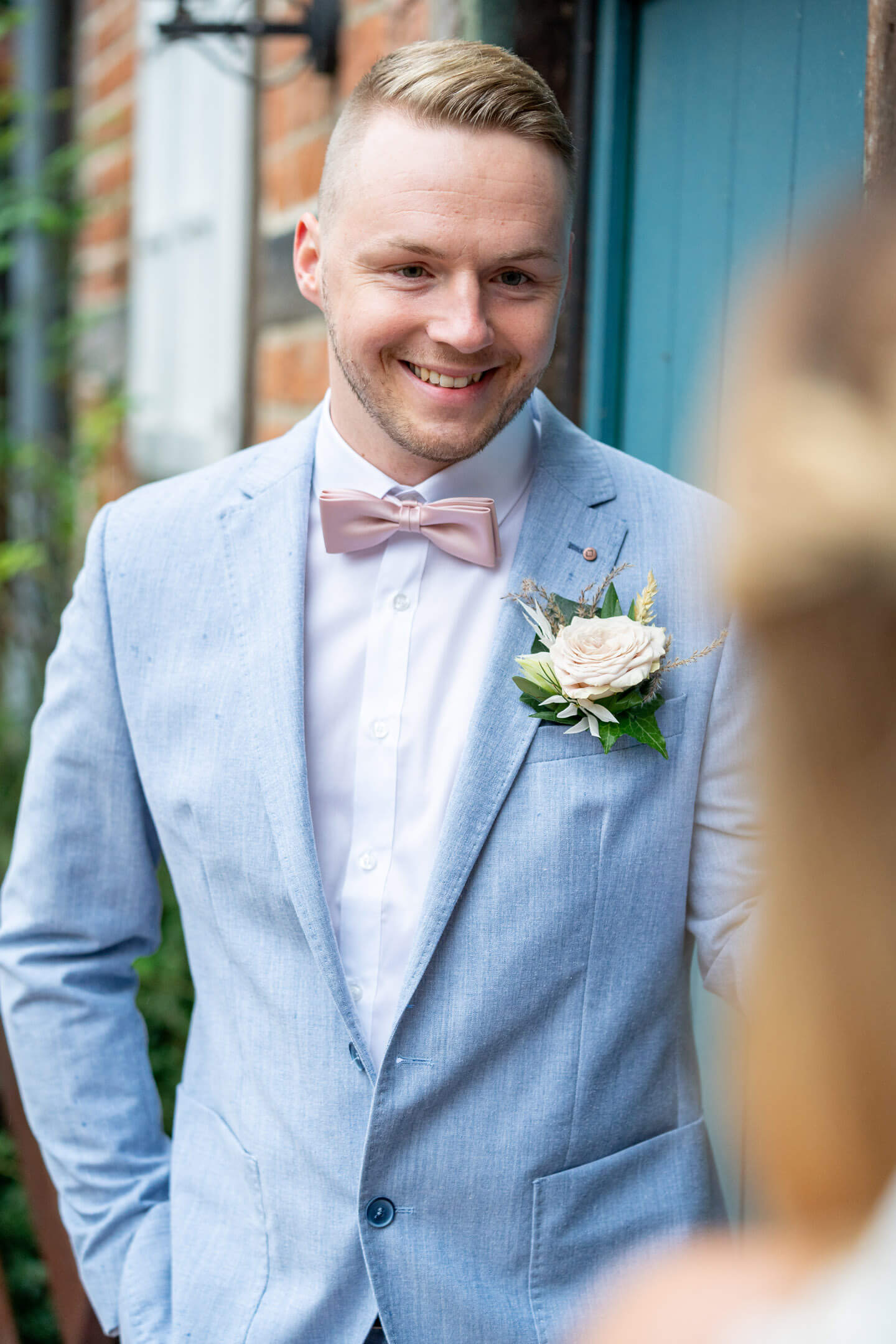 Bräutigam lächelt seine Braut an.