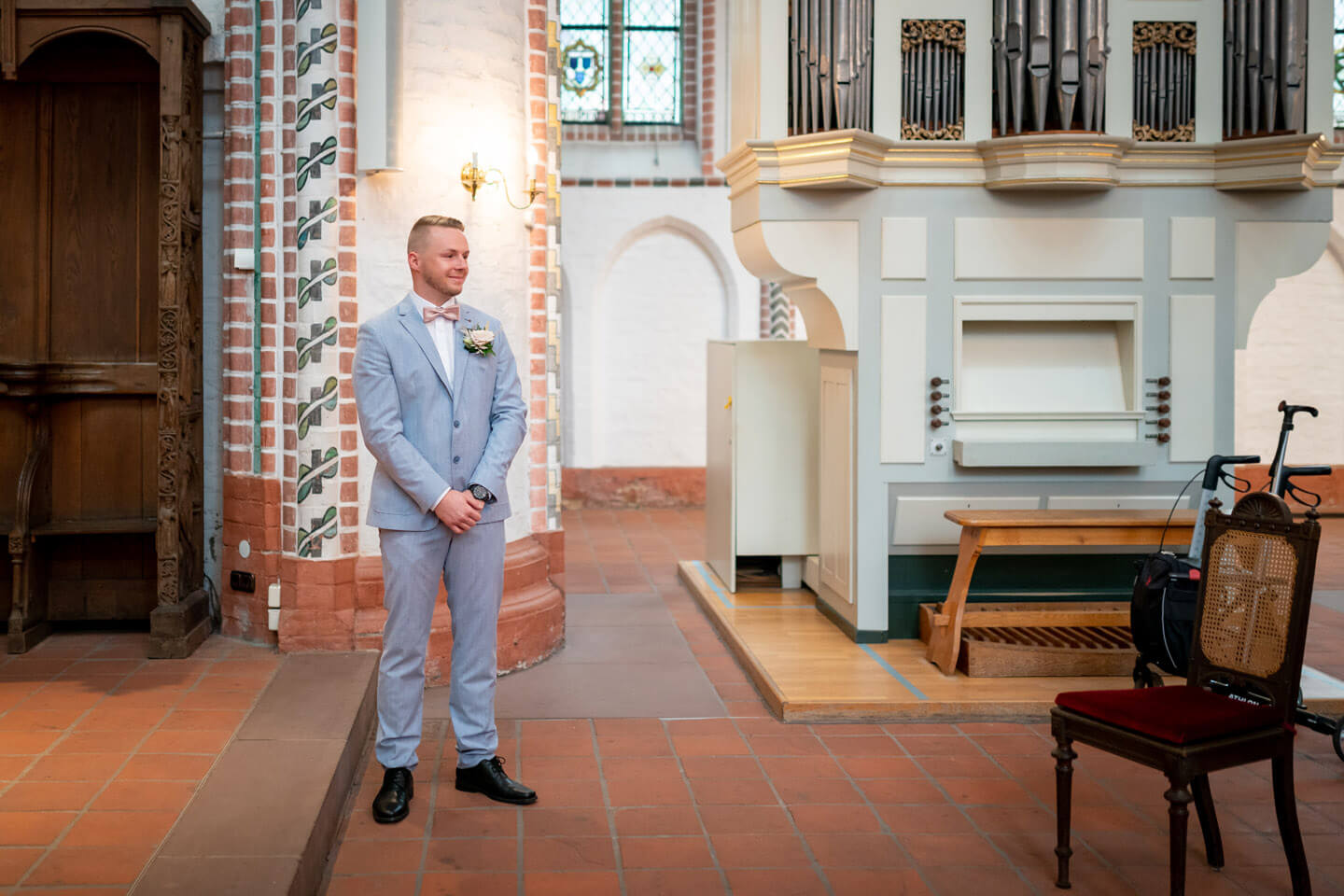 Bräutigam wartet in der Kirche auf seine Braut