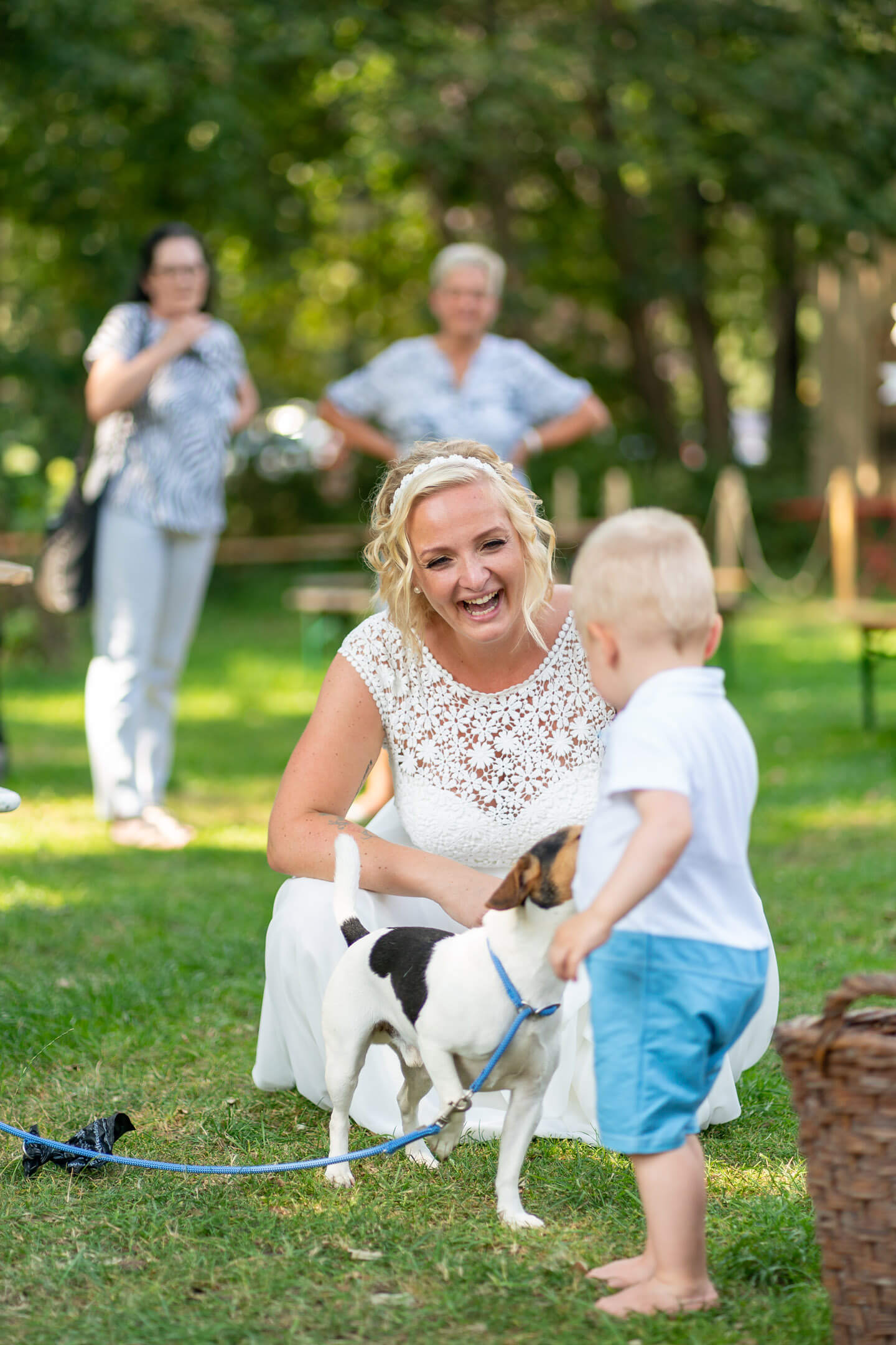 Braut mit Hund und Sohn