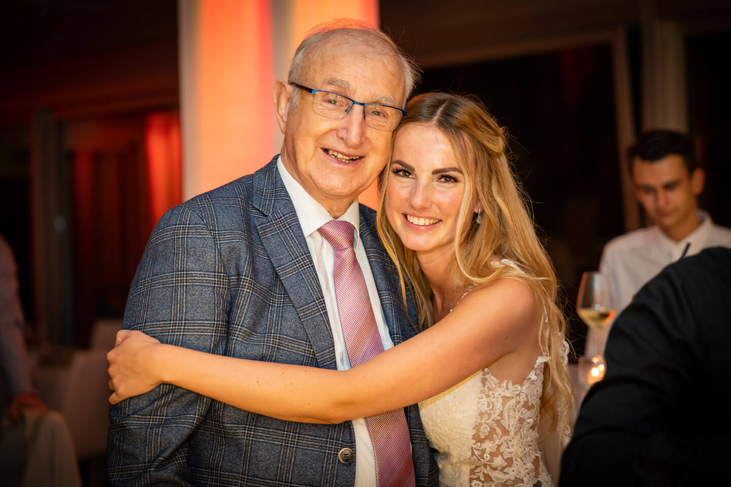 Braut mit ihrem Großvater auf der Hochzeitsfeier im Emporio Tower