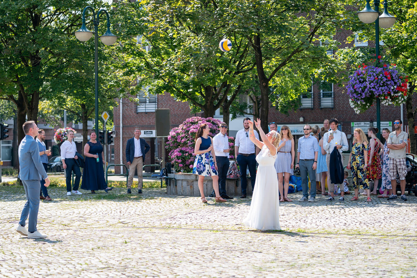 Brautpaar spielt Volleyball