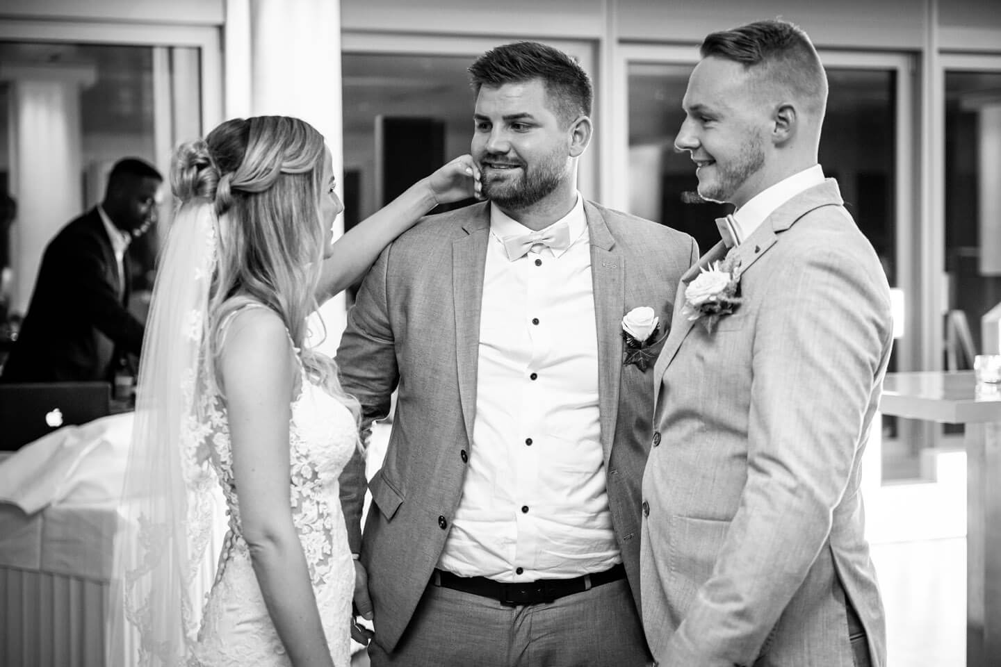 Trauzeuge mit Hochzeitspaar