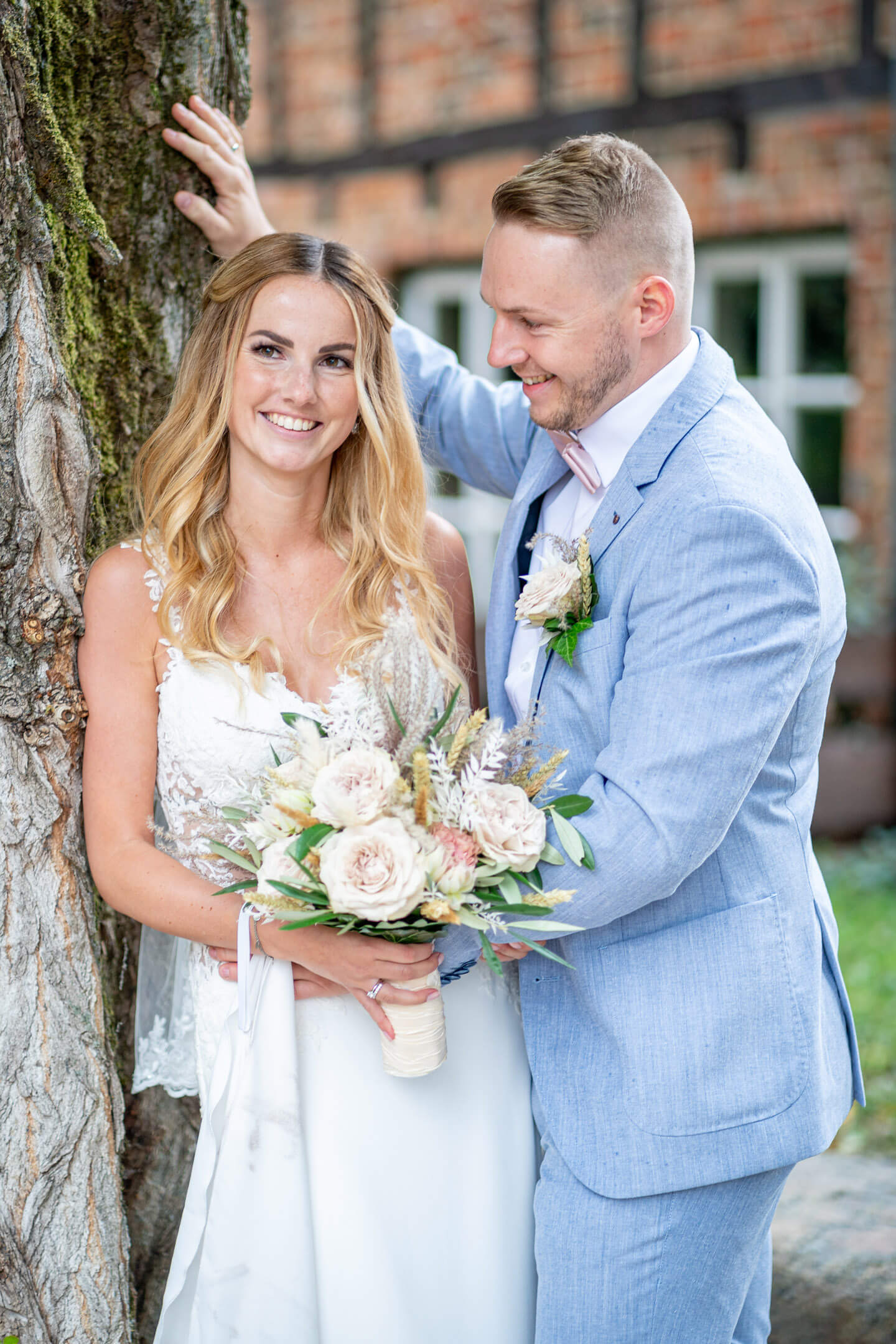 Hochzeitsfotos vor Fachwerkhaus in Buxtehude