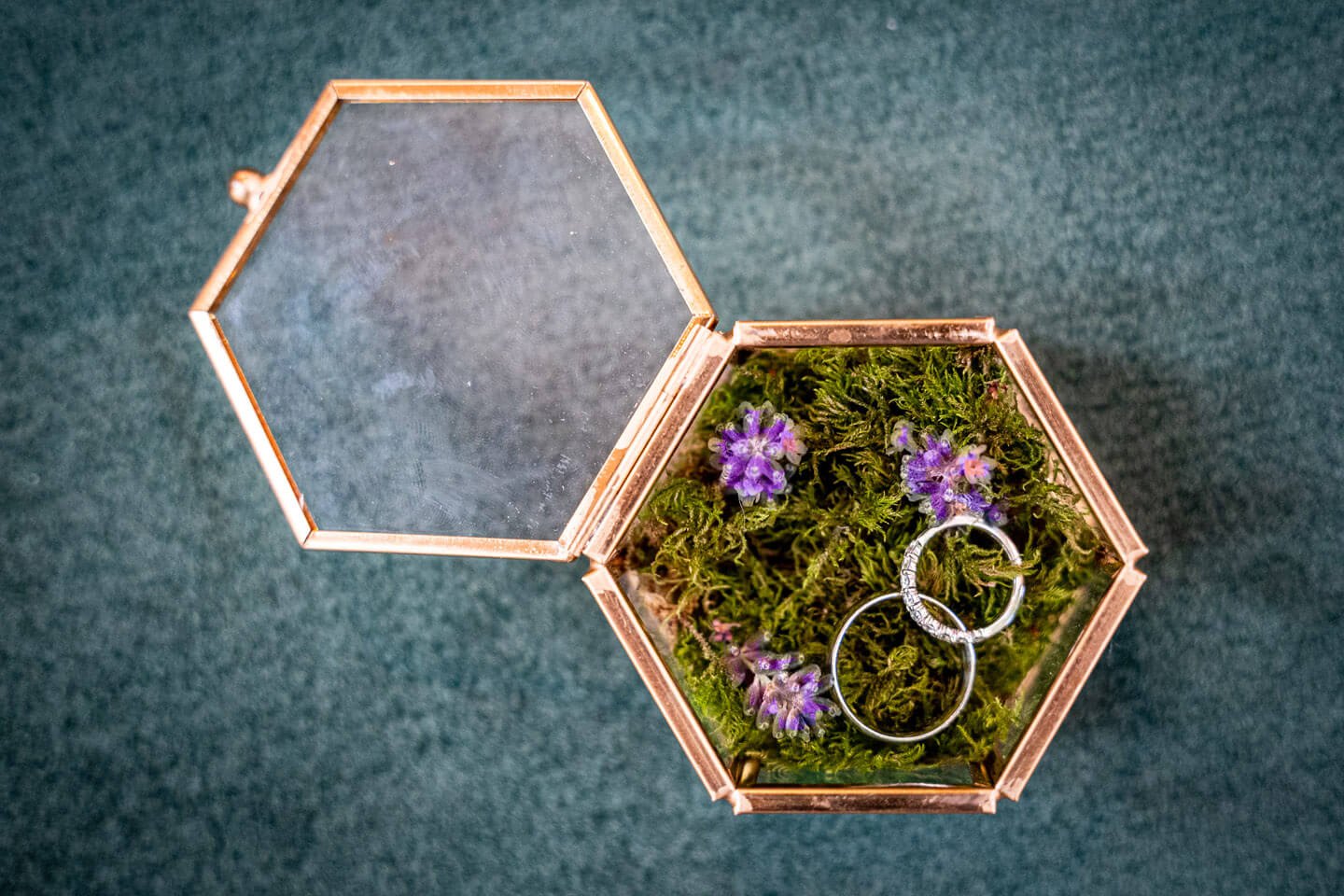 Eheringe in gläserner Schatulle