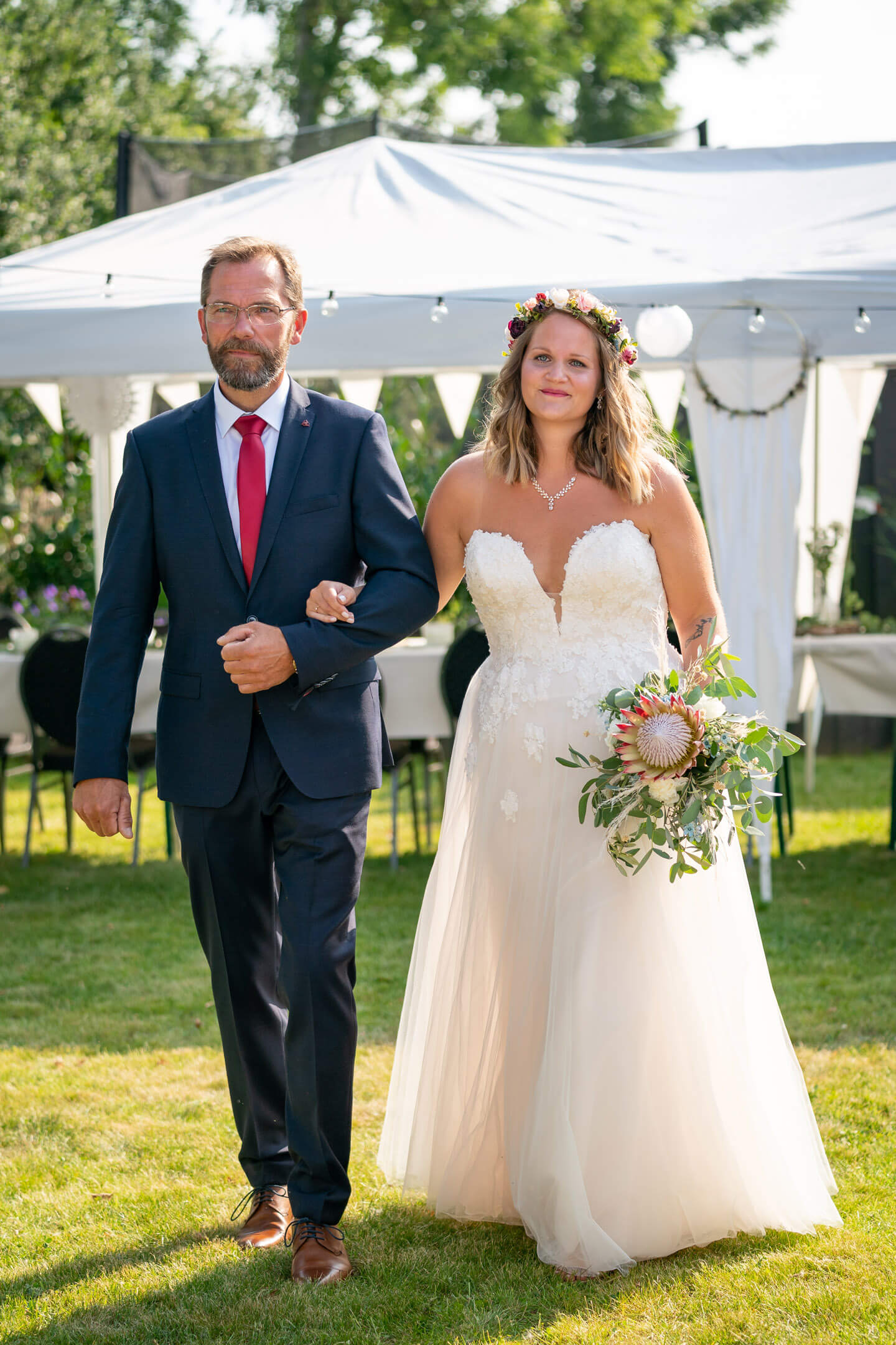 Einzug der Braut mit ihrem Papa bei Gartenhochzeit