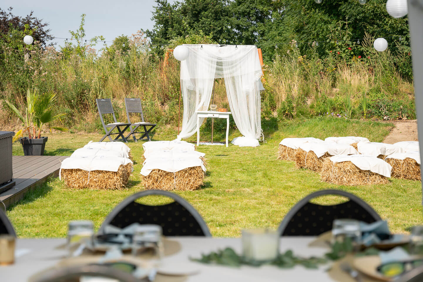 Heuballen für Gartenhochzeit