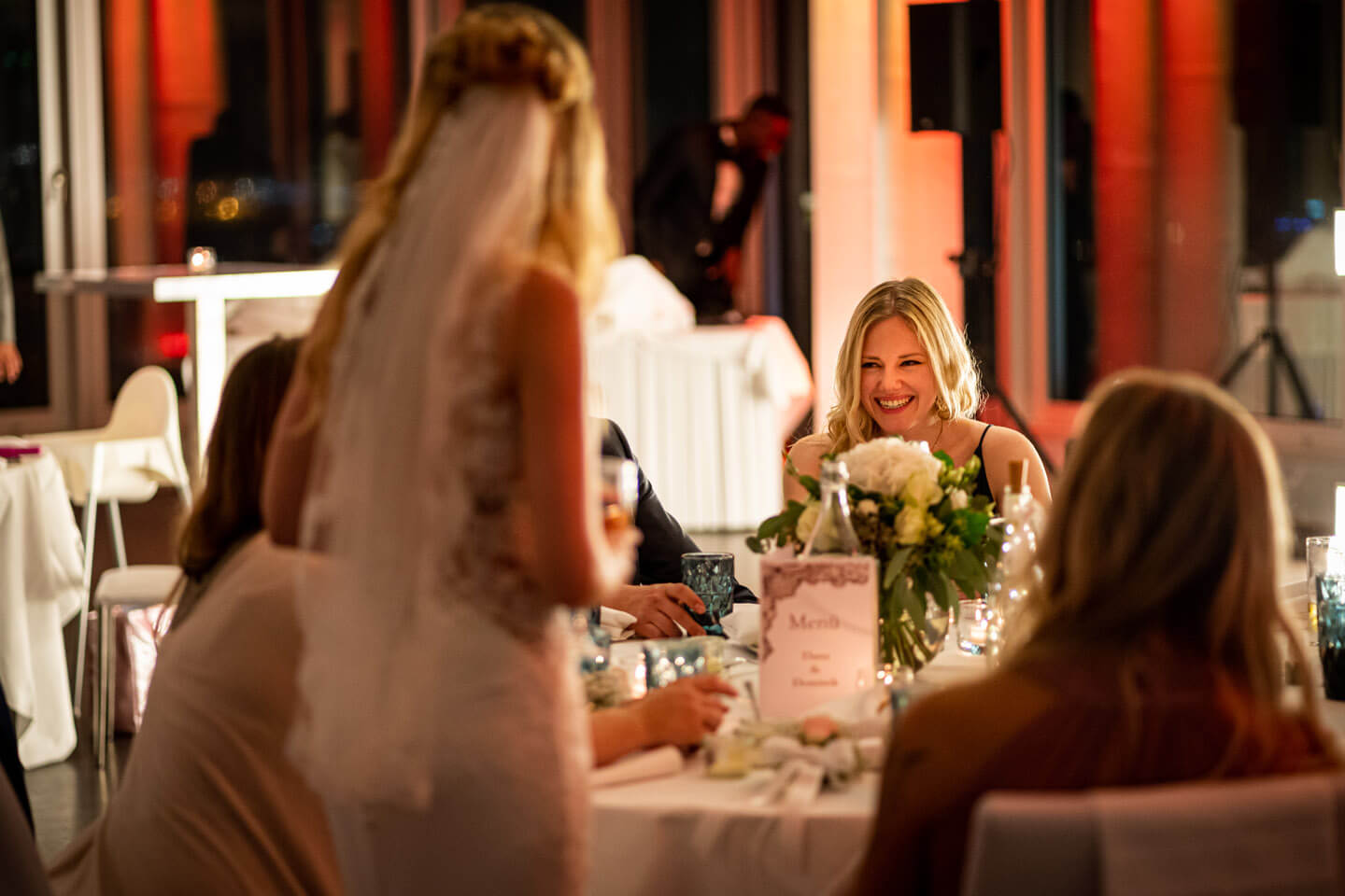 Hochzeitsgäste unterhalten sich mit der Braut