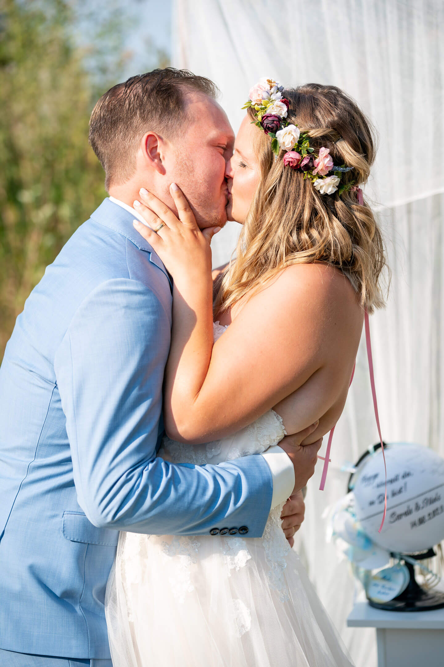 Inniger Vermählungskuss bei Gartenhochzeit