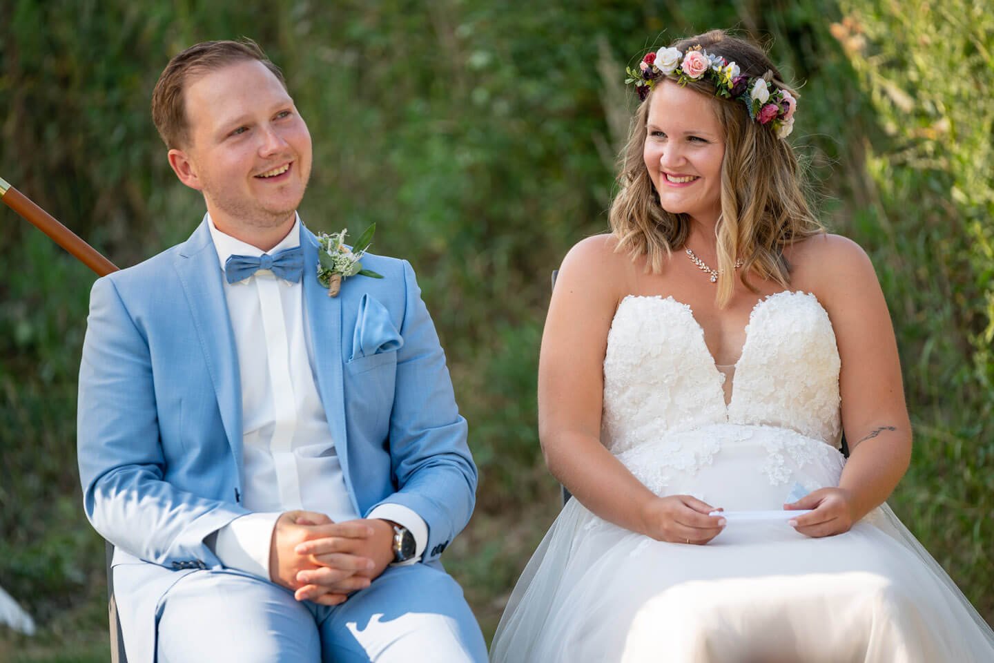Hochzeitspaar bei ihrer freien Trauung im eigenen Garten