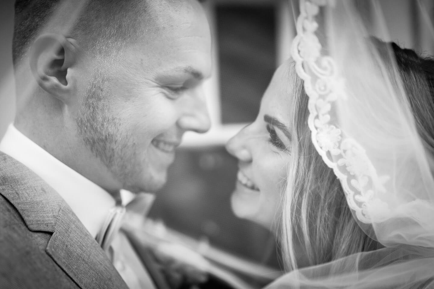 Brautpaar unter dem Schleier