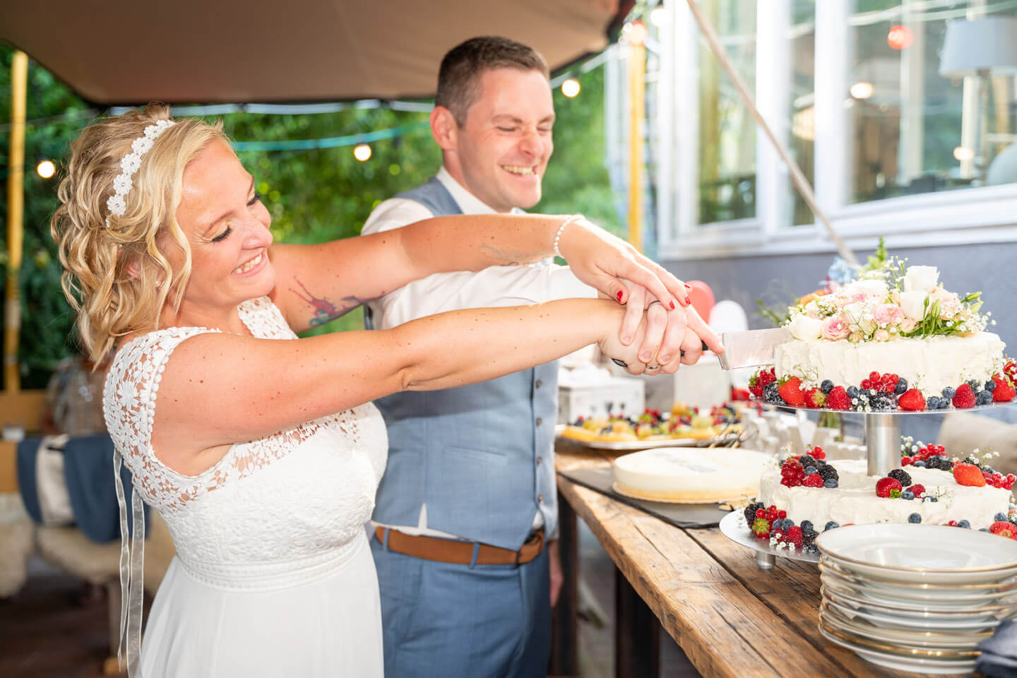 Der Anschnitt der Hochzeitstorte festgehalten von dem Fotograf Florian Läufer