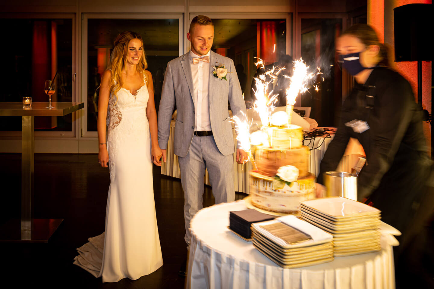 Die Hochzeitstorte wird dem Brautpaar präsentiert