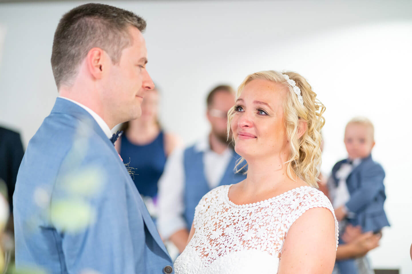 Hochzeitspaar im Trauzimmer vom Standesamt Norderstedt