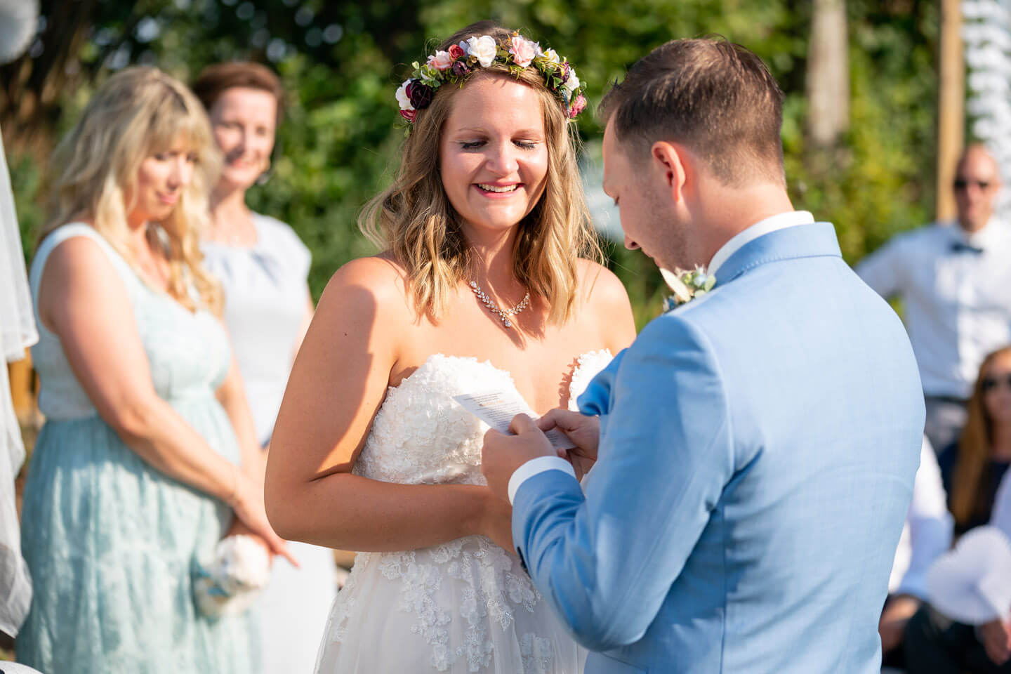 Brautpaar während ihrer Gartenhochzeit
