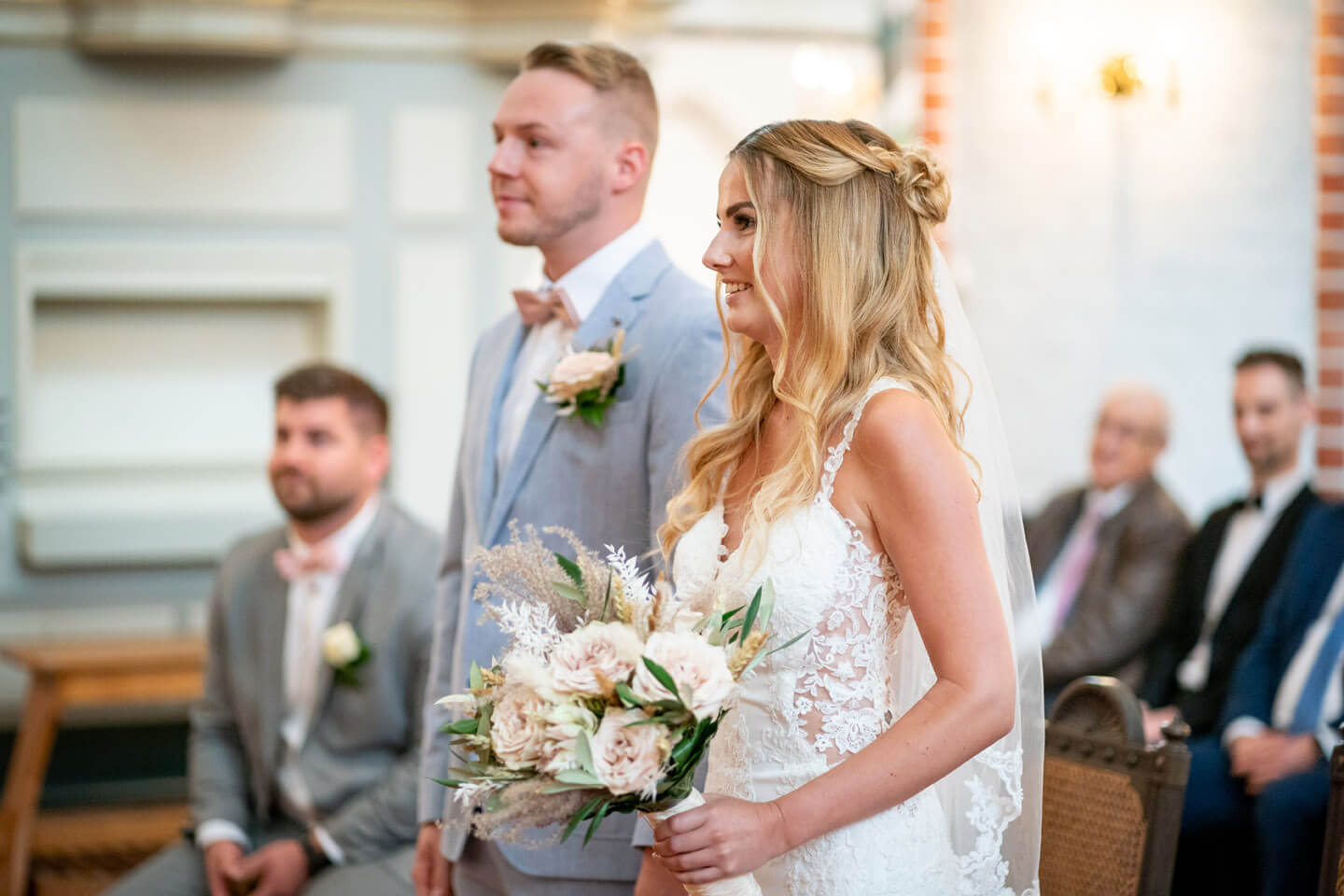 Kirchliche Hochzeit in Buxtehude: Brautpaar am Altar