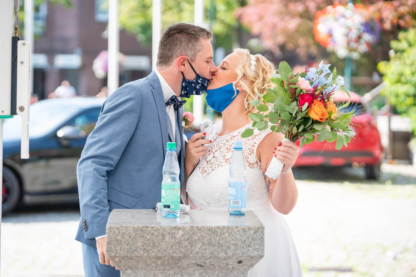 Kuss vor dem Standesamt