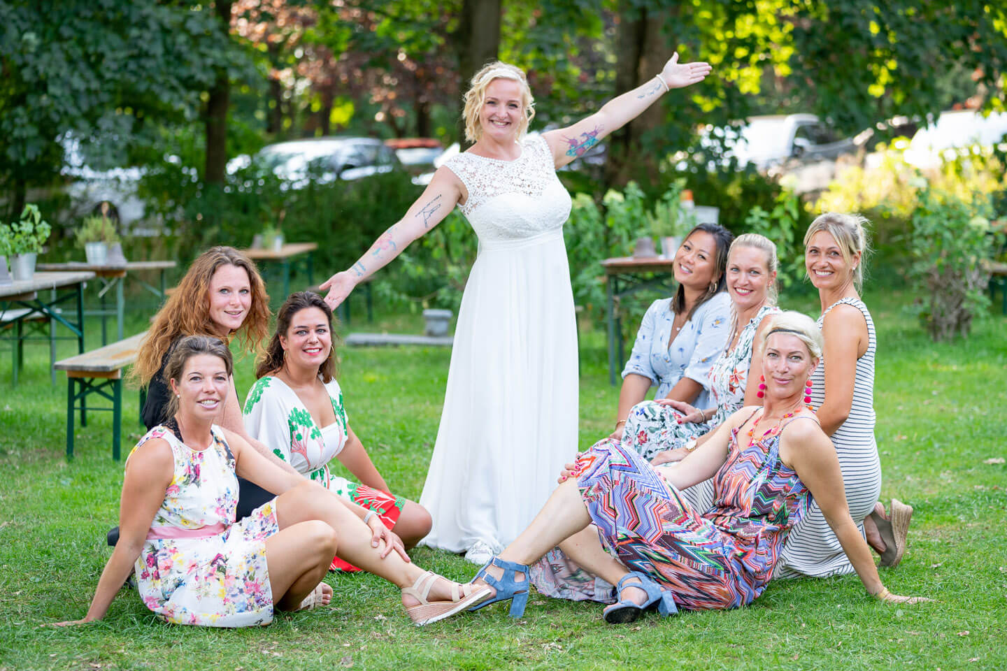 Braut mit ihren Mädels