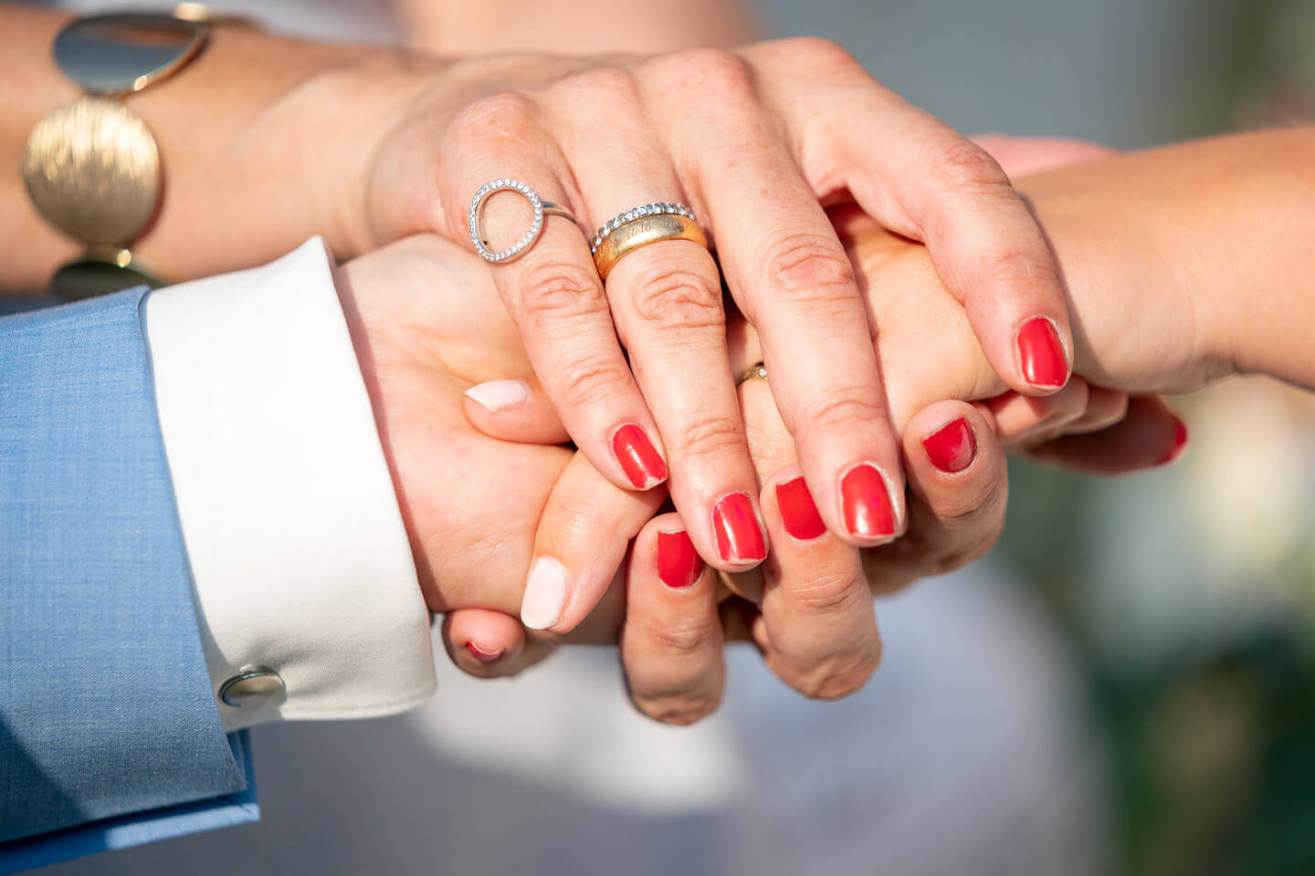 Hände des Hochzeitspaars und der freien Rednerin