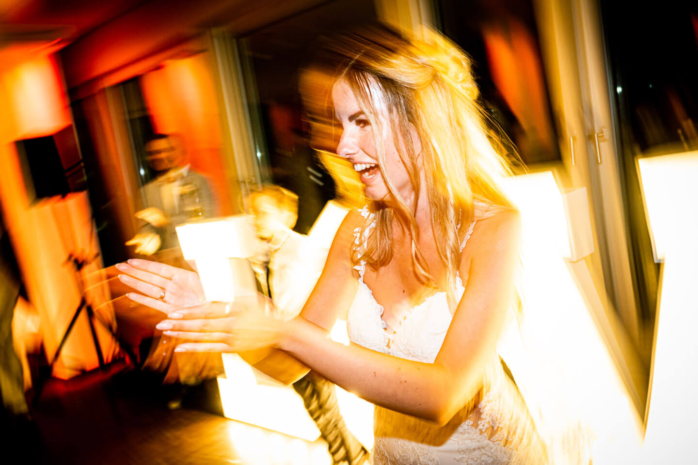 Braut auf Hochzeitsparty