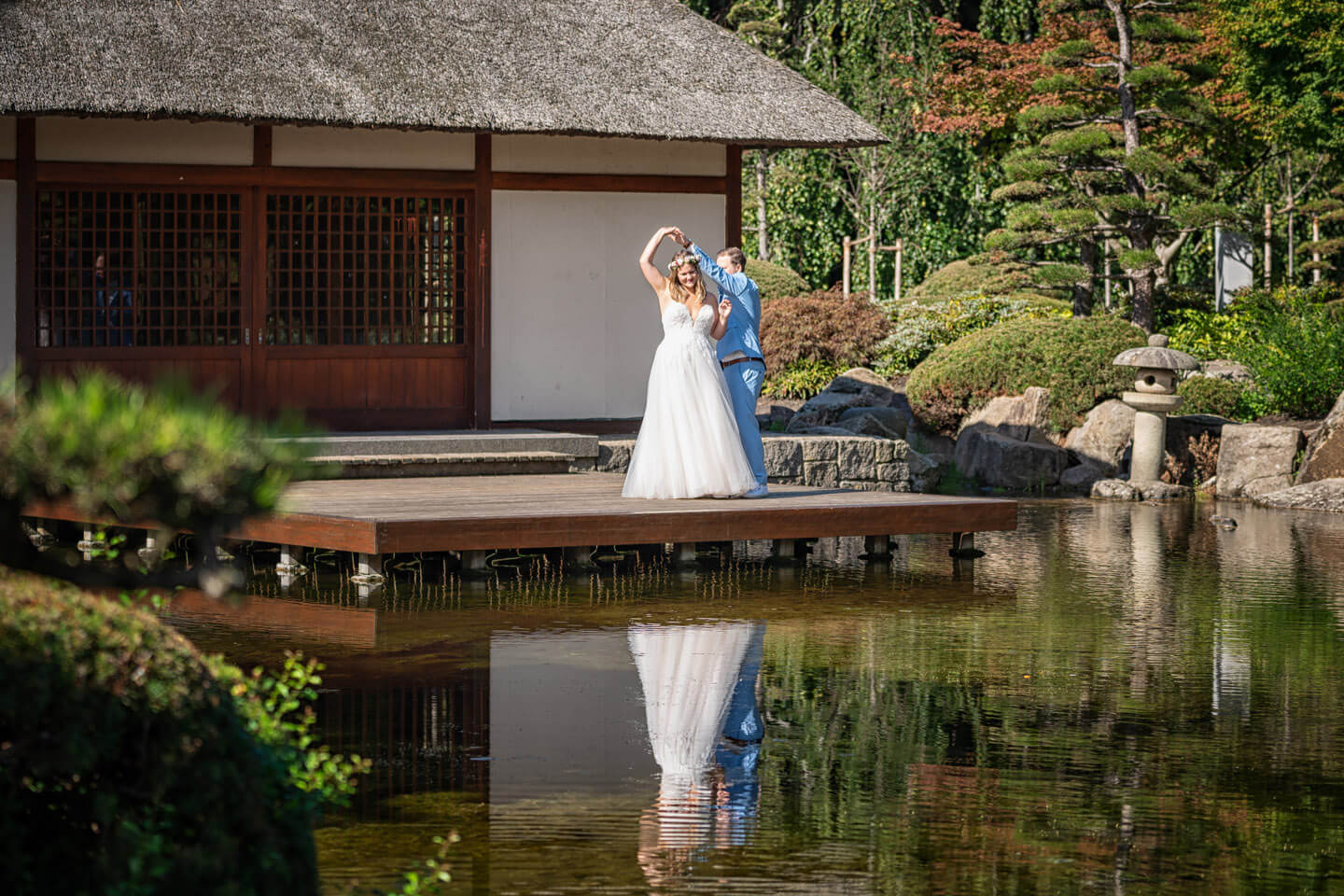 Hochzeitspaar beim After Wedding-Shooting im Japanischen Garten in Planten un Blomen (Hamburg)