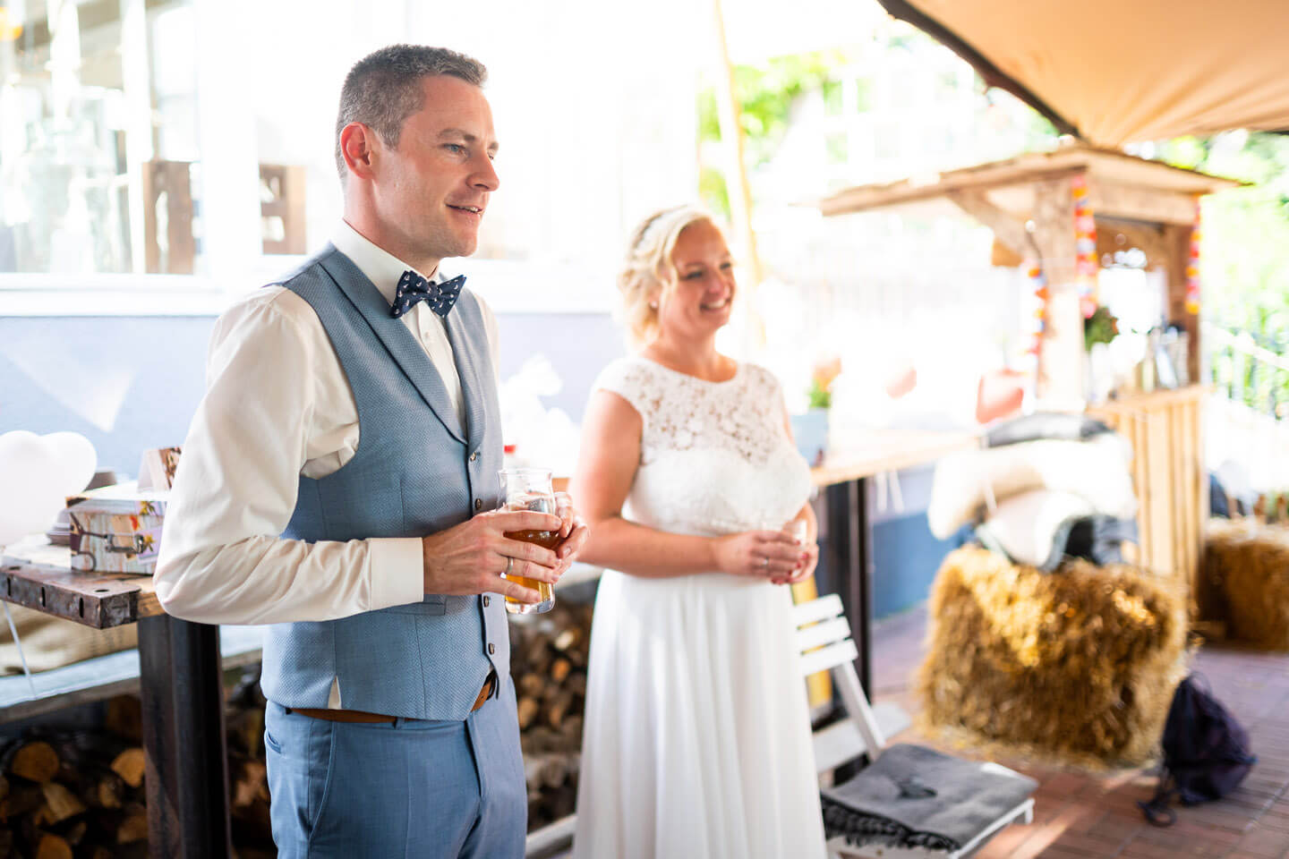 Ehemann hält eine Rede bei Hochzeitsfeier im Goldschätzchen