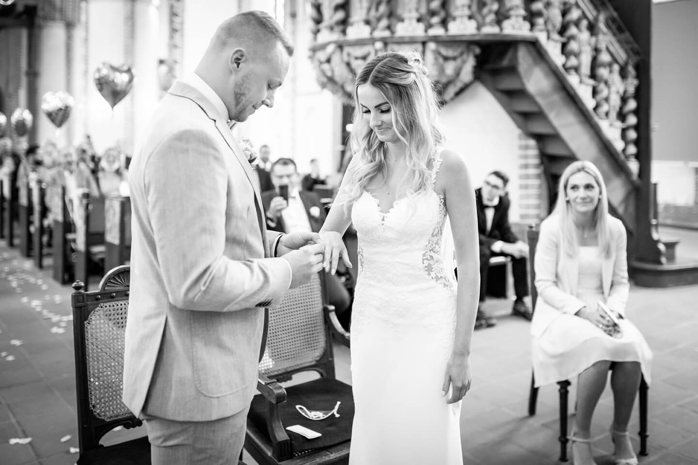 Ringtausch bei kirchlicher Hochzeit in Buxtehude
