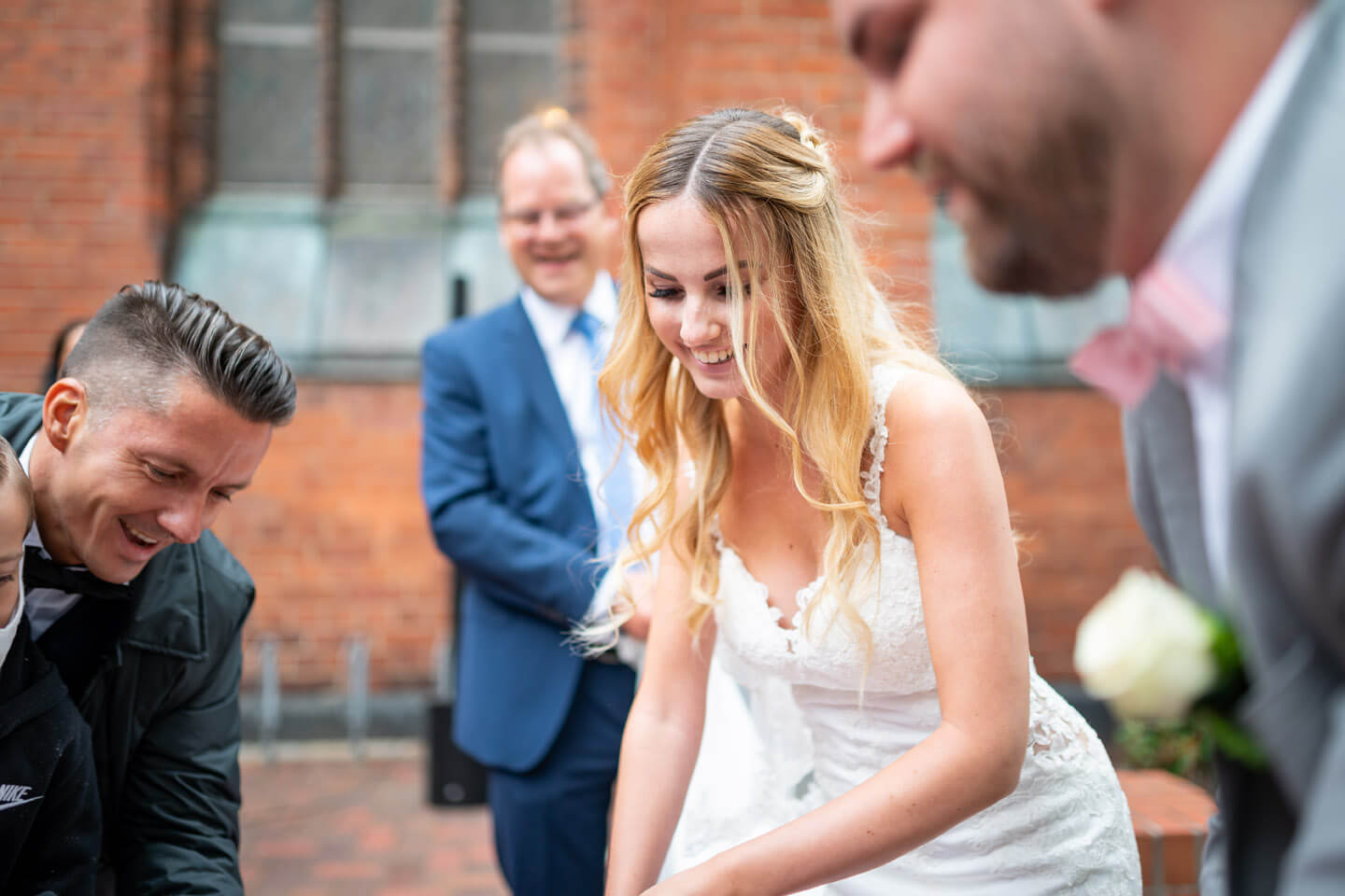 Braut sägt Baumstamm