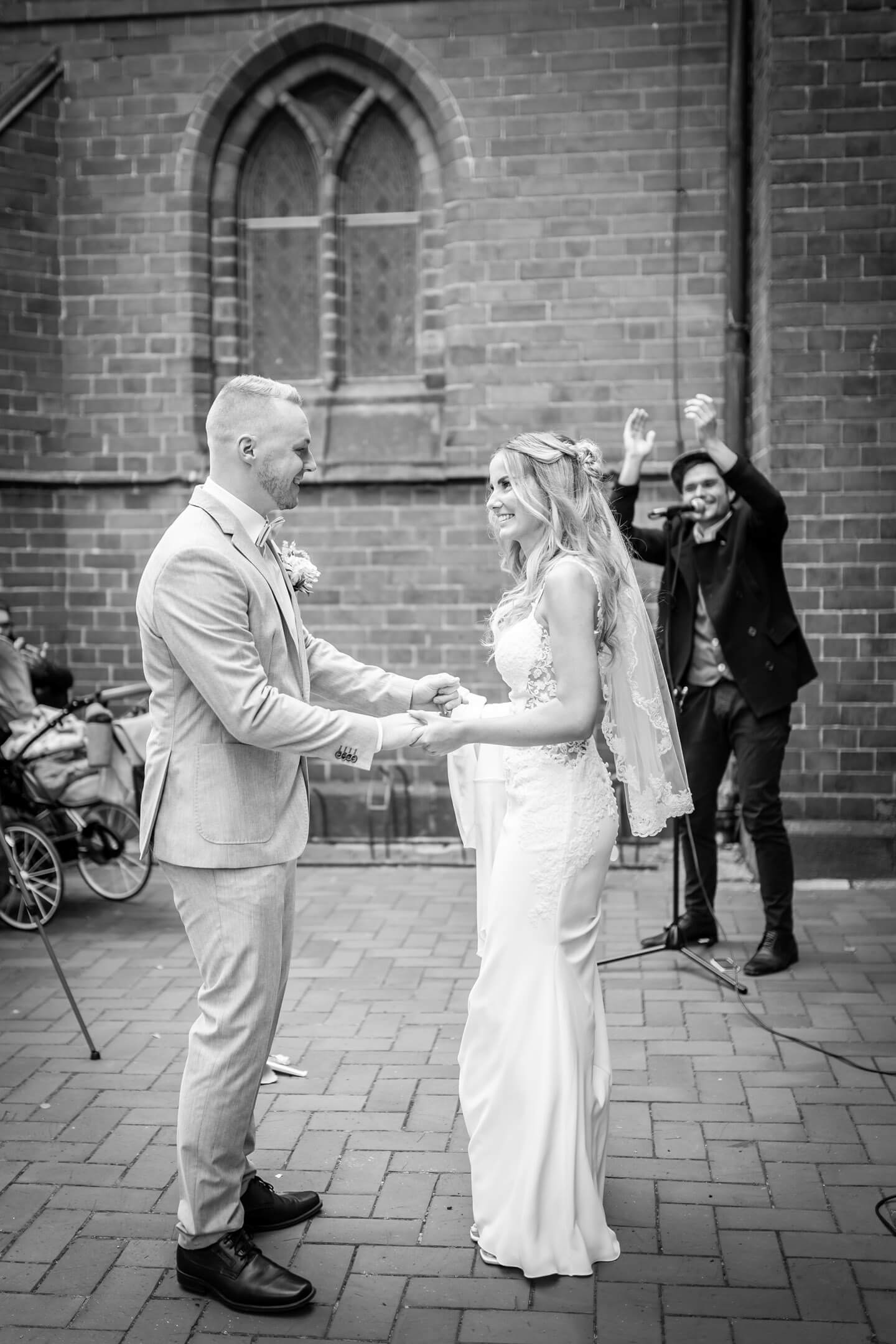 Hochzeitspaar tanzt vor der Petri Kirche in Buxtehude