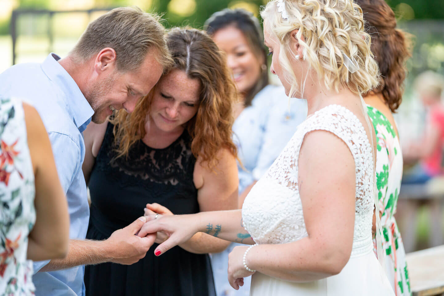 Gäste begutachten den Ehering der Braut