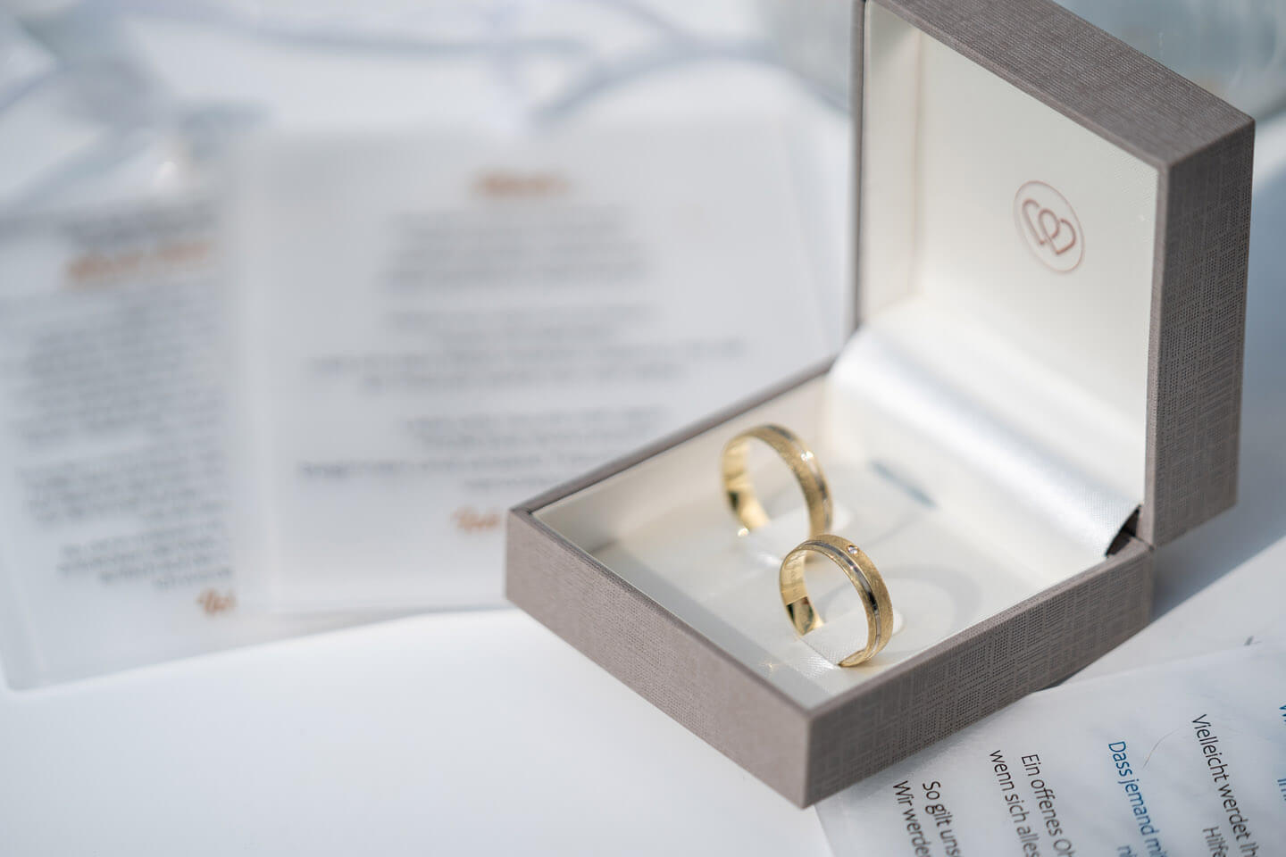 Trauringe stehen zur freien Trauung bereit