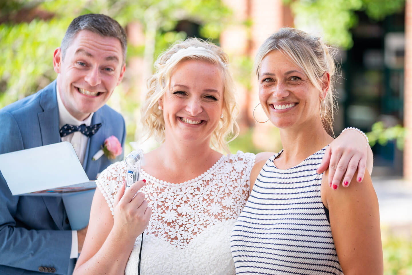 Braut mit Trauzeugin